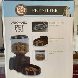 CLOSET CLEAR OUT!!! Automatic Pet Feeder